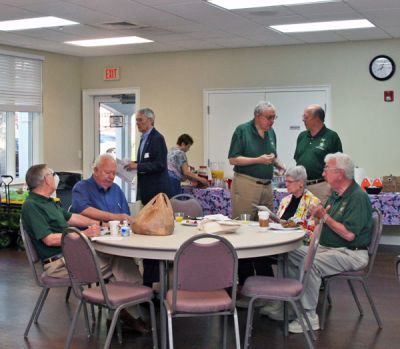 Breakfast is available before the meeting.